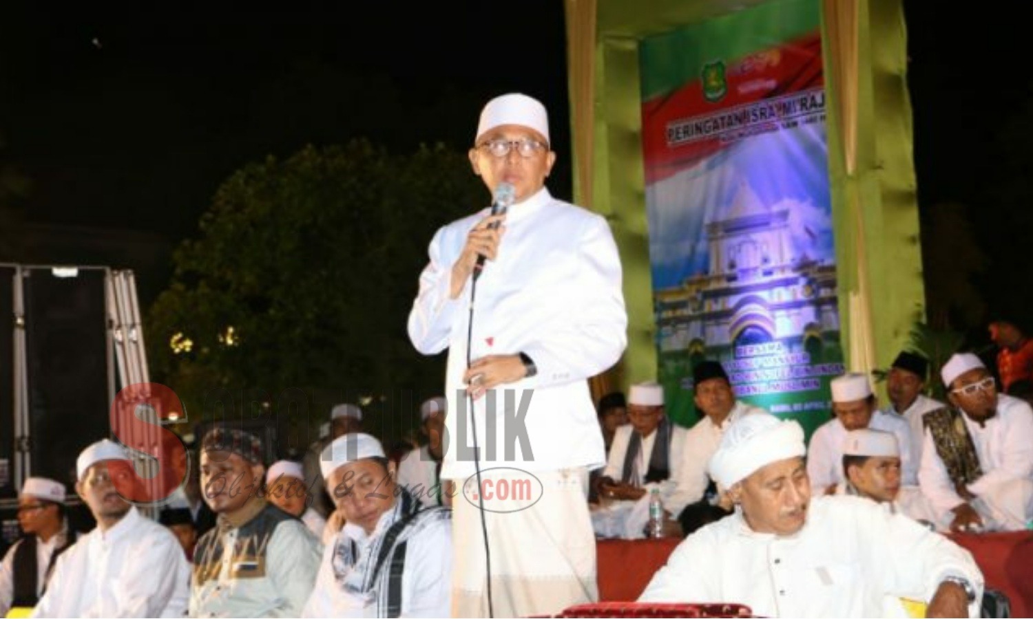 Bupati KH A. Busyro Karim saat sambutan pada Peringatan Isra’ Mi’raj Nabi Muhammad SAW tahun 1440 Hijriyah/2019 Masehi di depan Masjid Jamik Sumenep. (Foto: Ist/SorotPublik)