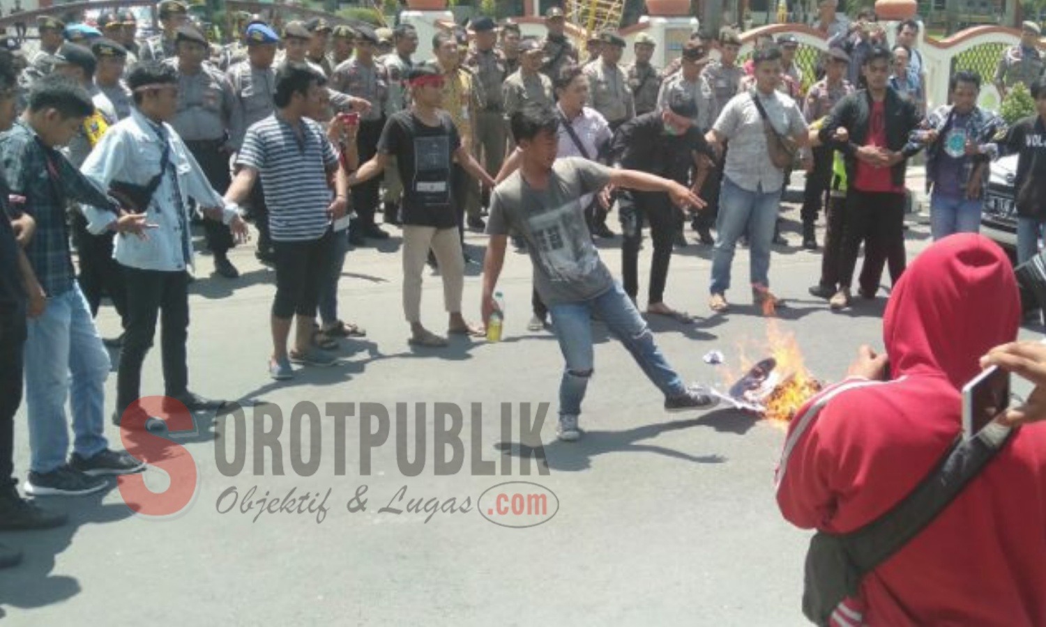 Puluhan aktivis yang tergabung dalam Front Aksi Mahasiswa (FAM) saat berdemo di depan Kantor Bupati Sumenep. (Foto: Ist/SorotPublik)