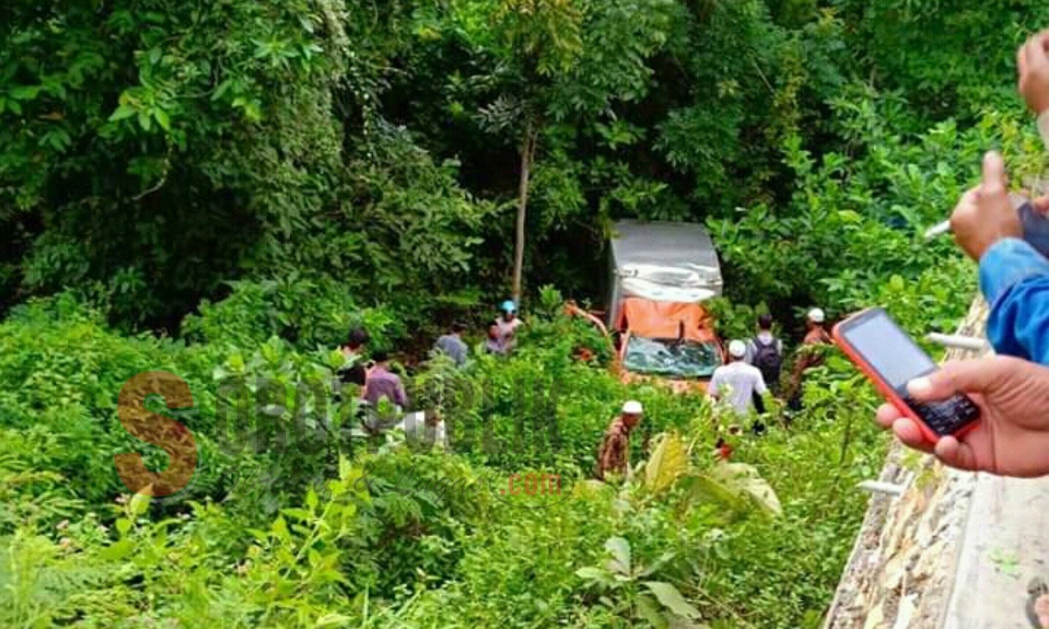 Mobil Pick up bernopol L 9219 AT yang nyungsep di Jalan Raya Pamoroh, Kecamatan Kadur, Kabupaten Pamekasan. (Foto: Ziad/SorotPublik)