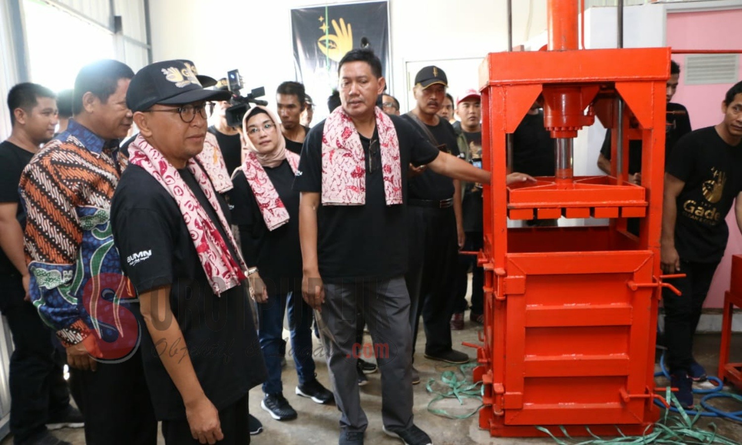 Bupati Sumenep, KH A. Busyro Karim (kiri) melihat alat penghancur sampah usai meresmikan Bank Sampah di Perumahan Pondok Indah, Desa Marengan, Sumenep. (Foto: Hairul/SorotPublik)