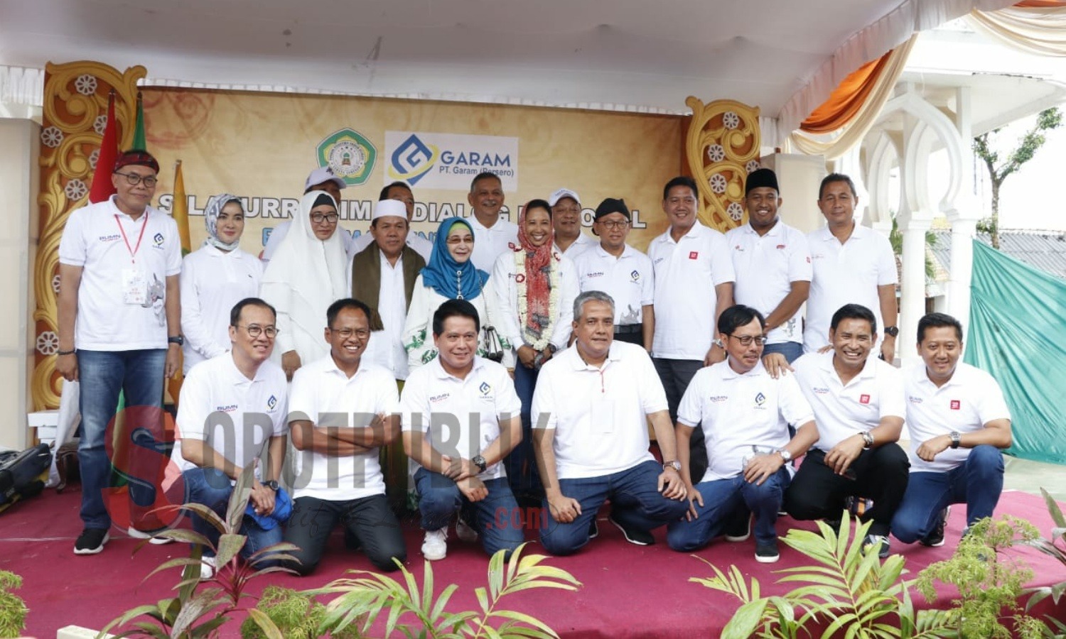 Foto bersama Bupati dan Wakil Bupati Sumenep, Menteri BUMN Rini Soemarno, Dirut RNI, dan lainnya usai Pembukaan Program Kelas Kreatif BUMN di Aula PT. Garam Persero Kalianget. (Foto: Hairul/SorotPublik)