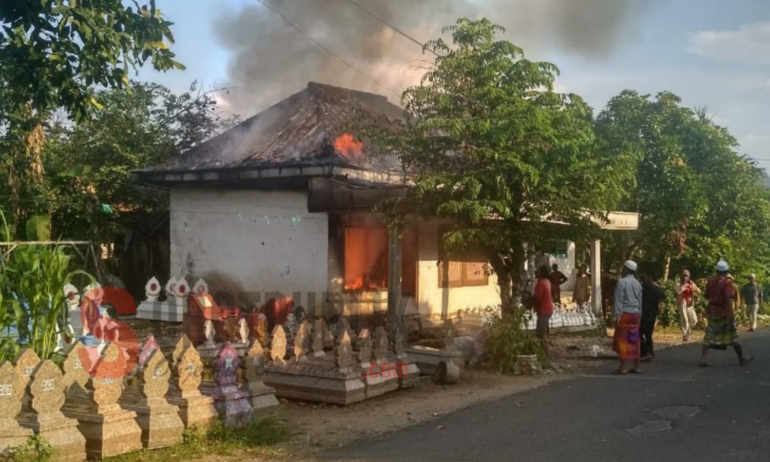 Sebuah rumah tempat menimbun BBM di Desa Arahan, Kecamatan Pasean, Pamekasan terbakar. (Foto: Ziad/SorotPublik)