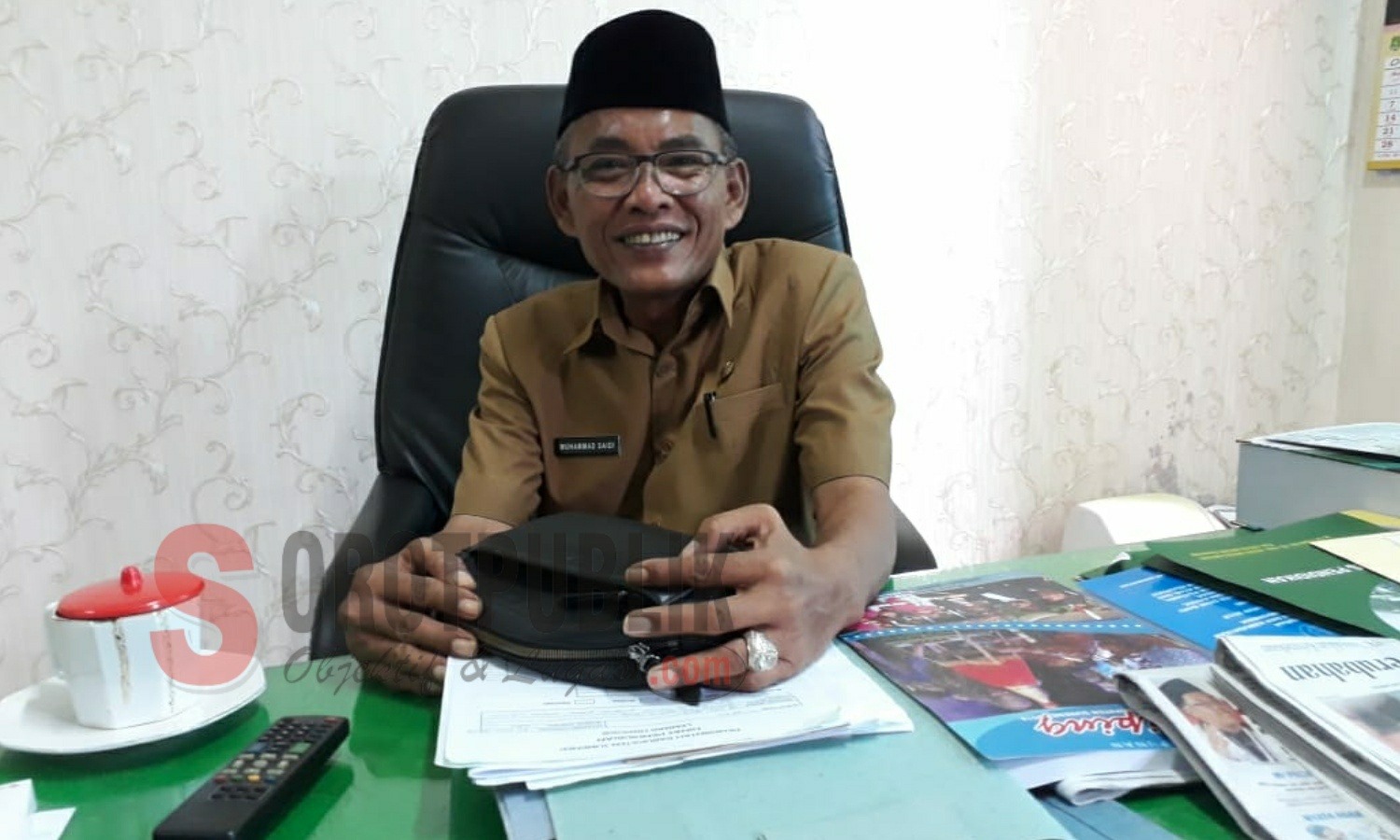 Plt Kepala Dinas Pendidikan Sumenep, Madura, Jawa Timur, Dr. Muhammad Saidi, M.Pd.I. saat ditemui di ruang kerjanya, Senin (08/04/2019). (Foto: Heri/SorotPublik)