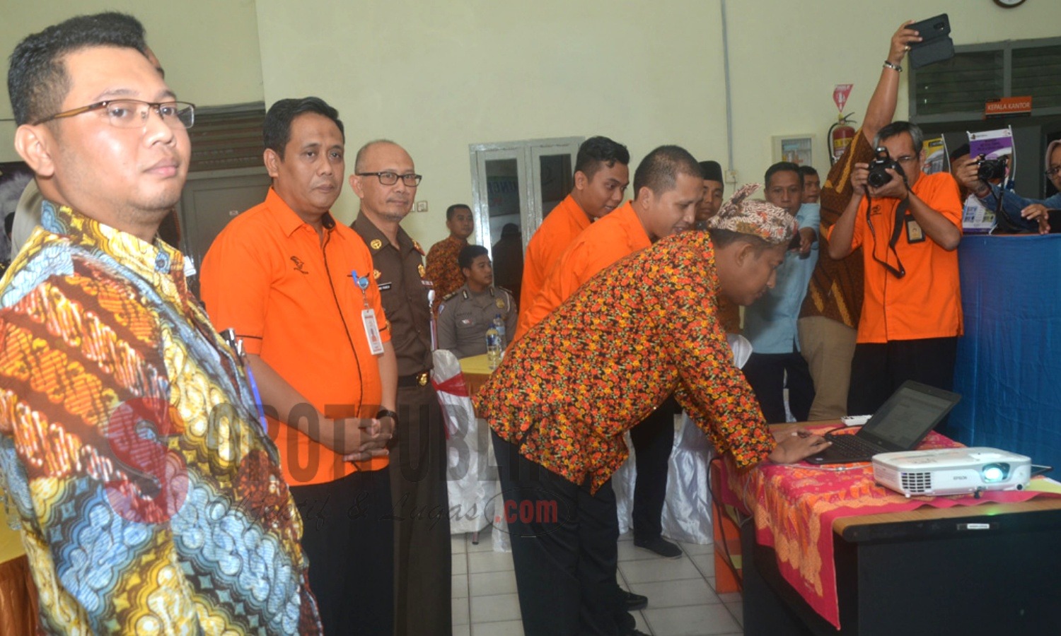 Wakil Bupati Sumenep, Achmad Fauzi, saat Launching Pelayanan e-Tilang Delivery di Kantor Pos Sumenep, Selasa (09/04/2019). (Foto: Ist/SorotPublik)