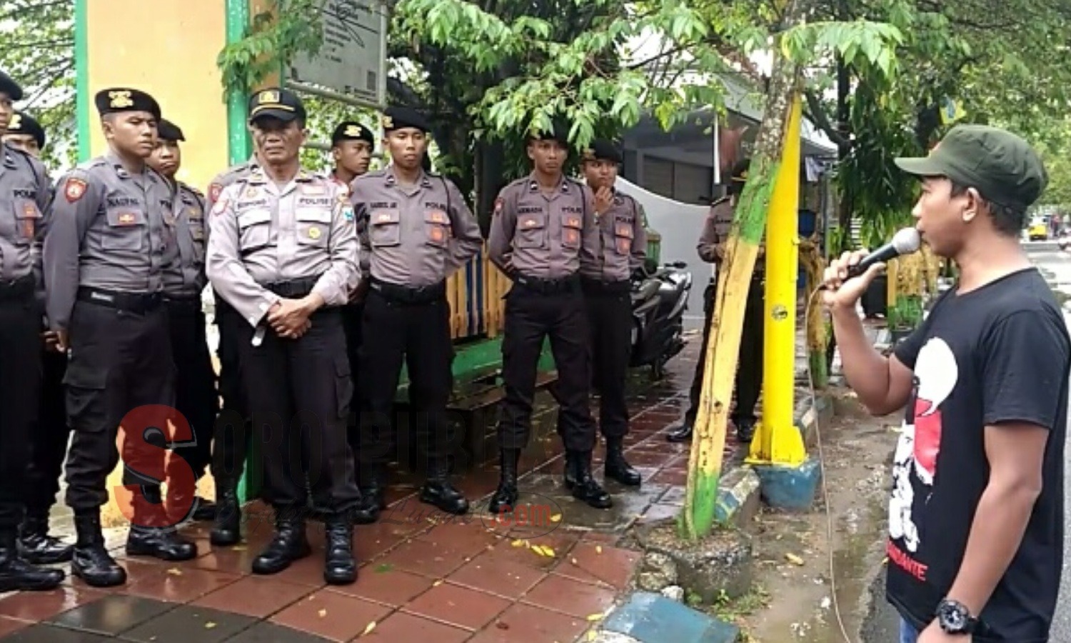 Ketua Lembaga Swadaya Masyarakat (LSM) Front Aksi Massa (Famas) Pamekasan, Abdussalam menggelar aksi demo tunggal di depan Kantor Bawaslu Pamekasan. (Foto: Ziad/SorotPublik)