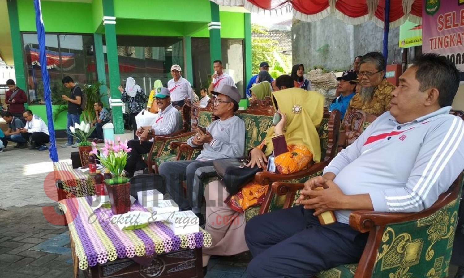 Plt Kadisdik Sumenep, Muhammad Saidi (pakai kacamata) saat menghadiri Pembukaan Seleksi O2SN 2019 SD Sederajat Tingkat Kabupaten. (Foto: Heri/SorotPublik)