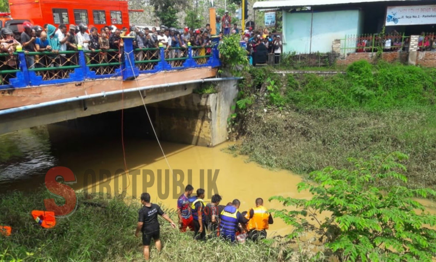 Petugas saat mengevakuasi korban Erna (18) yang melompat ke Sungai di Jembatan Gurem Pamekasan. (Foto: Ziad/SorotPublik)