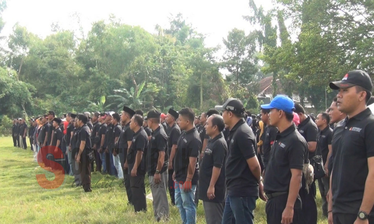 Suasana Apel Akbar Pengawasan Pemilu 2019 di Lapangan Saronggi, Kabupaten Sumenep. (Foto: Hairul/SorotPublik)