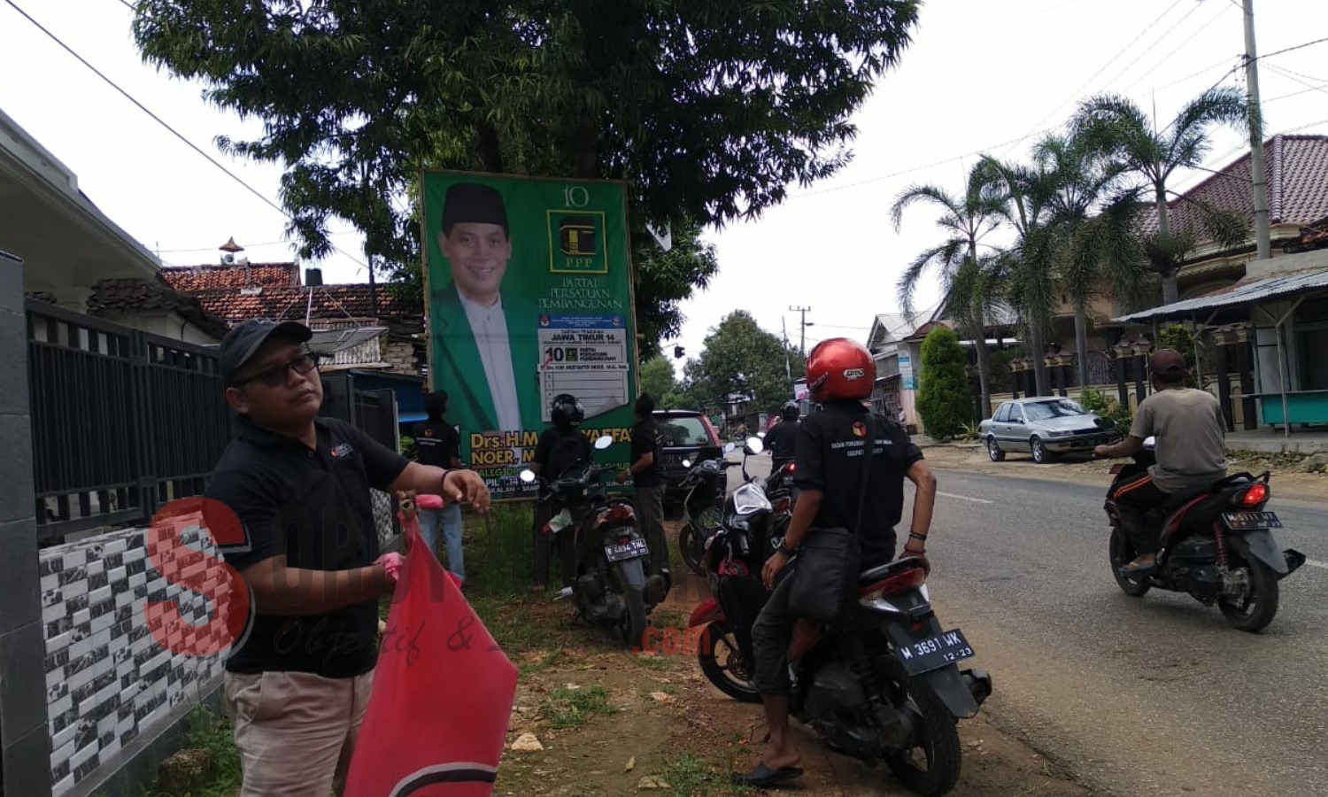 Rombongan Bawaslu Sumenep saat menertibkan APK. (Foto: Hairul/SorotPublik)