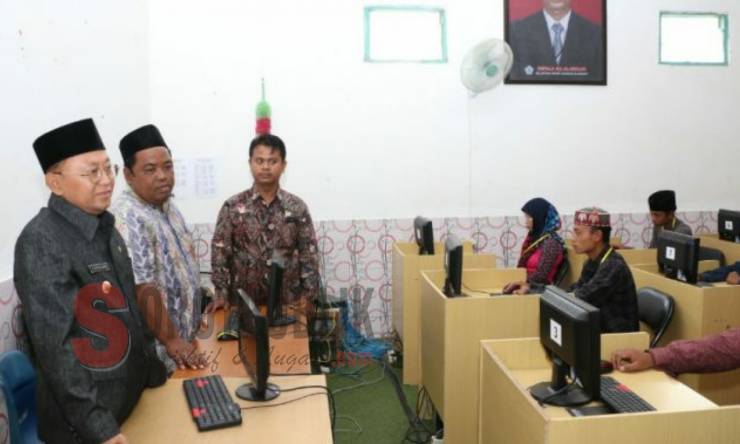 Bupati KH. A. Busyro Karim saat meninjau salah satu PKBM penyelenggara UNBK kejar paket C di Kabupaten Sumenep. (Foto: Hairul/SorotPublik)