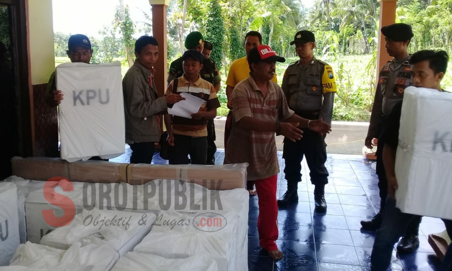 Pendistribusian Logistik ke PPS di Kecamatan Bluto, Sumenep. (Foto: Hairul/SorotPublik)