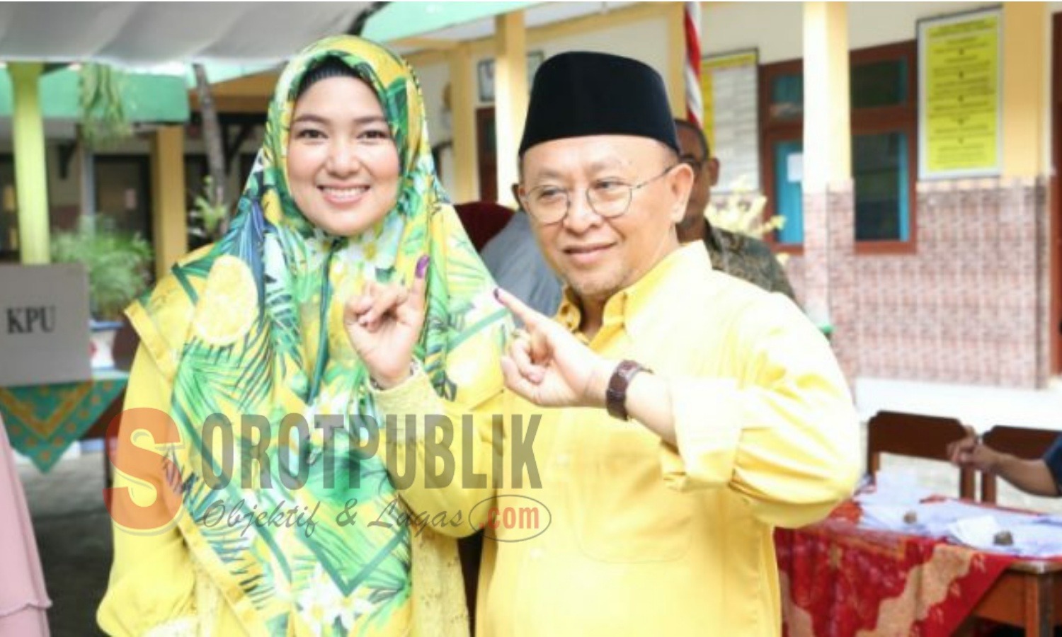 Bupati Sumenep KH A. Busyro Karim bersama Istri, Nurfitriana menunjukkan jari tangannya pertanda sudah melakukan pencoblosan pada Pemilu 2019. (Foto: Ist/SorotPublik)