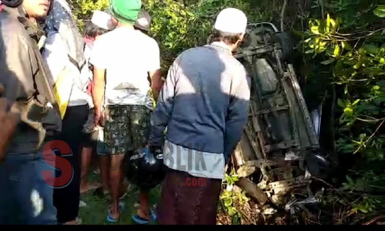 Kondisi mobil yang terlibat kecelakaan di Jl. Raya Ambat, Kecamatan Tlanakan, Kabupaten Pamekasan. (Foto: Ziad/SorotPublik)