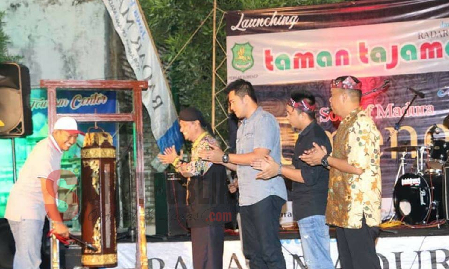 Wakil Bupati Sumenep Achmad Fauzi saat meresmikan Taman Jajan Madura (Tajamara) di Desa Kolor, Sumenep. (Foto: Ist/SorotPublik)