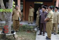 Bupati Sumenep, KH A. Busyro Karim usai melakukan pemantauan UNBK Tingkat SMP Sederajat di SMPN 1 Saronggi. (Foto: Heri/SorotPublik)