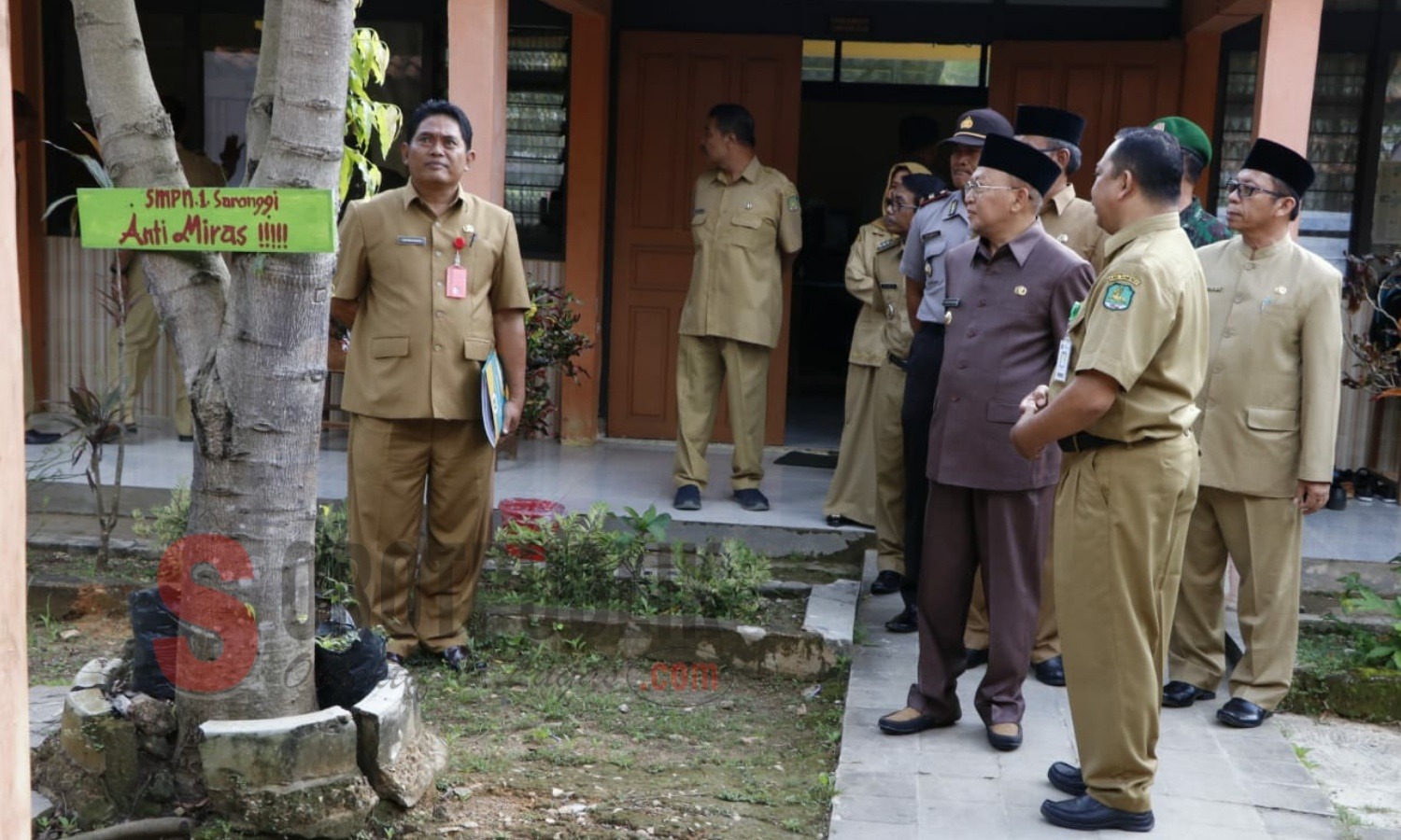 Bupati Sumenep, KH A. Busyro Karim usai melakukan pemantauan UNBK Tingkat SMP Sederajat di SMPN 1 Saronggi. (Foto: Heri/SorotPublik)