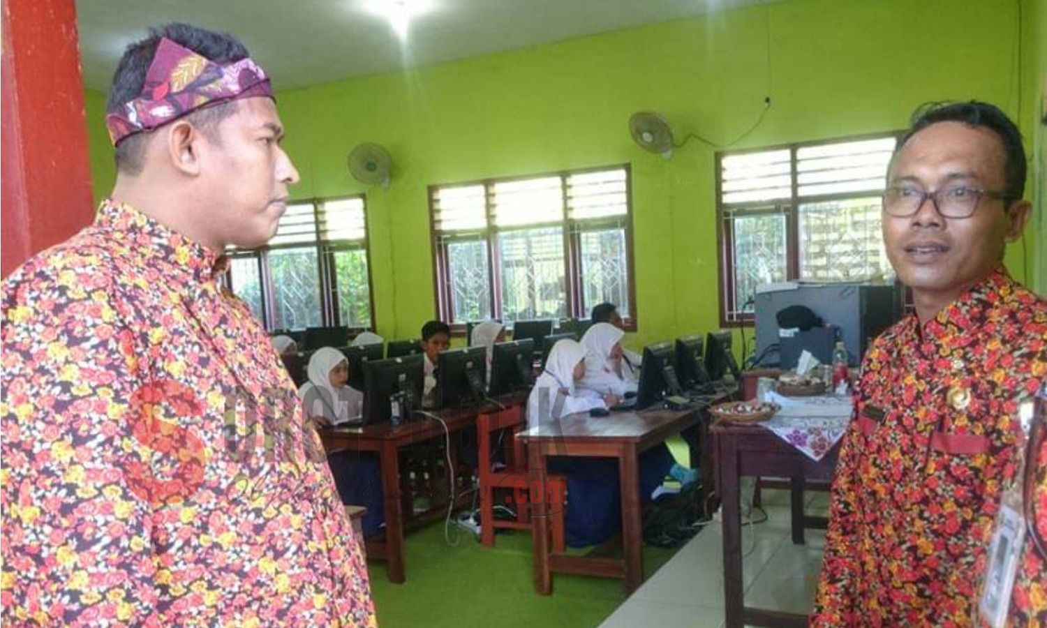 Wakil Bupati Sumenep, Achmad Fauzi saat melakukan pemantauan UNBK di salah satu lembaga penyelenggara di Kecamatan Talango, Selasa (23/04/2019). (Foto: Ist/SorotPublik)