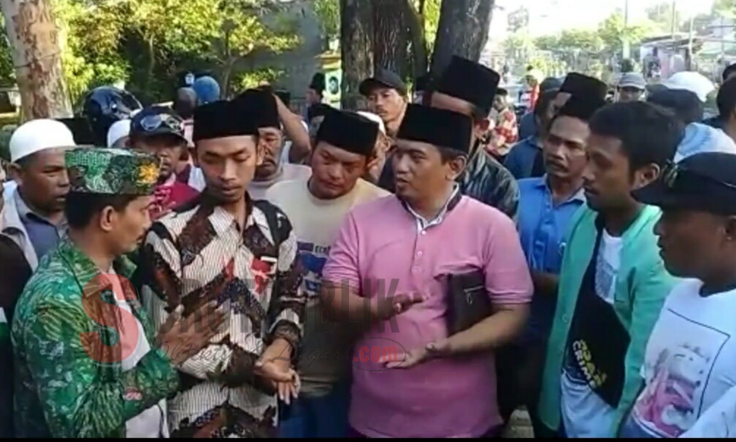 Massa pendukung Caleg PPP Dapil I di Pamekasan saat mendatangi Kantor PPK Kota Pamekasan. (Foto: Ziad/SorotPublik)