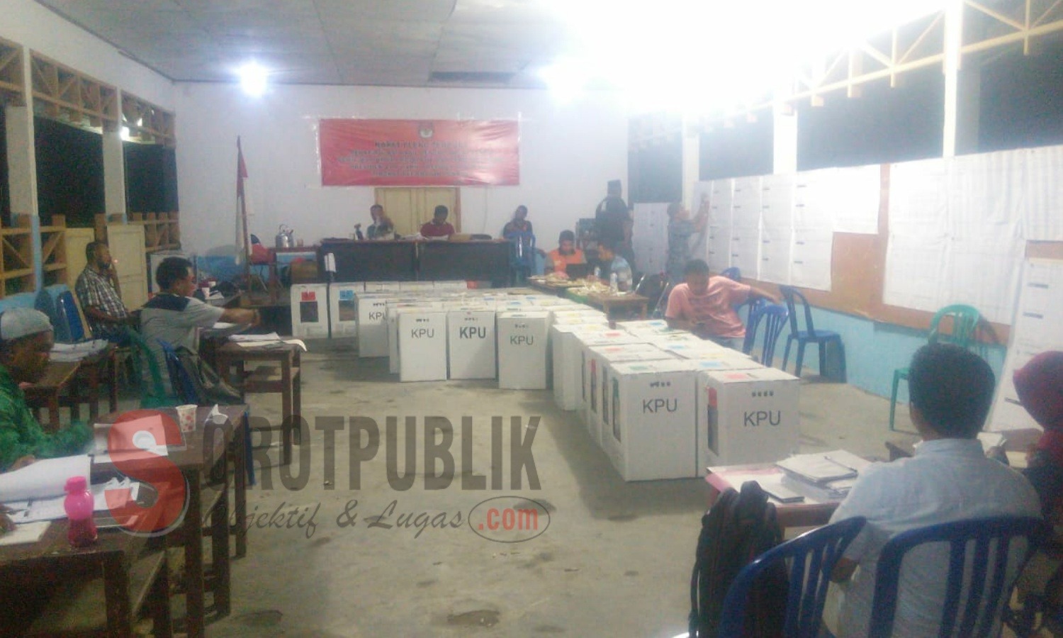 Proses rekapitulasi penghitungan suara tingkat kecamatan untuk Desa Loki, Kecamatan Huamual, Kabupaten SBB sedang berlangsung, Jumat (26/04) malam. (Foto: Fitrah/SorotPublik)