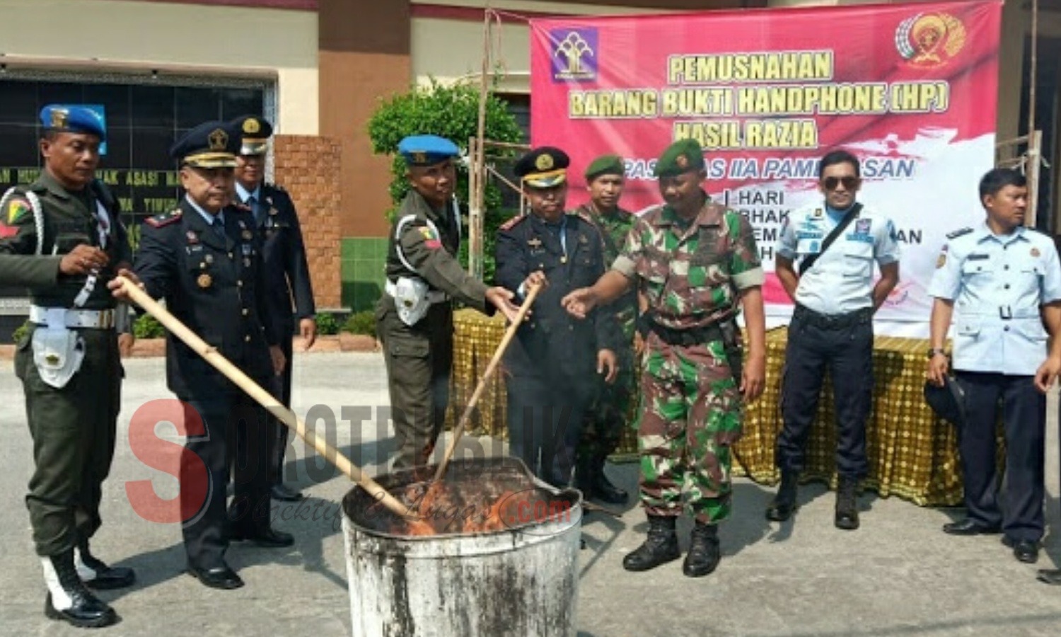 Pemusnahan ratusan handphone berbagai merek milik narapidana Tahanan Lapas Kelas IIA dan Narapidana Lapas Narkotika Kelas IIA Pamekasan. (Foto: Ziad/SorotPublik)