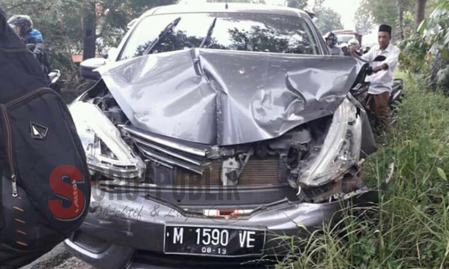 Kondisi mobil yang dikemudikan Sutan Hadits Jahyadi setelah mengalami kecelakaan di Jl Raya Sumenep-Pamekasan, Sabtu (27/04). (Foto: Ziad/SorotPublik)