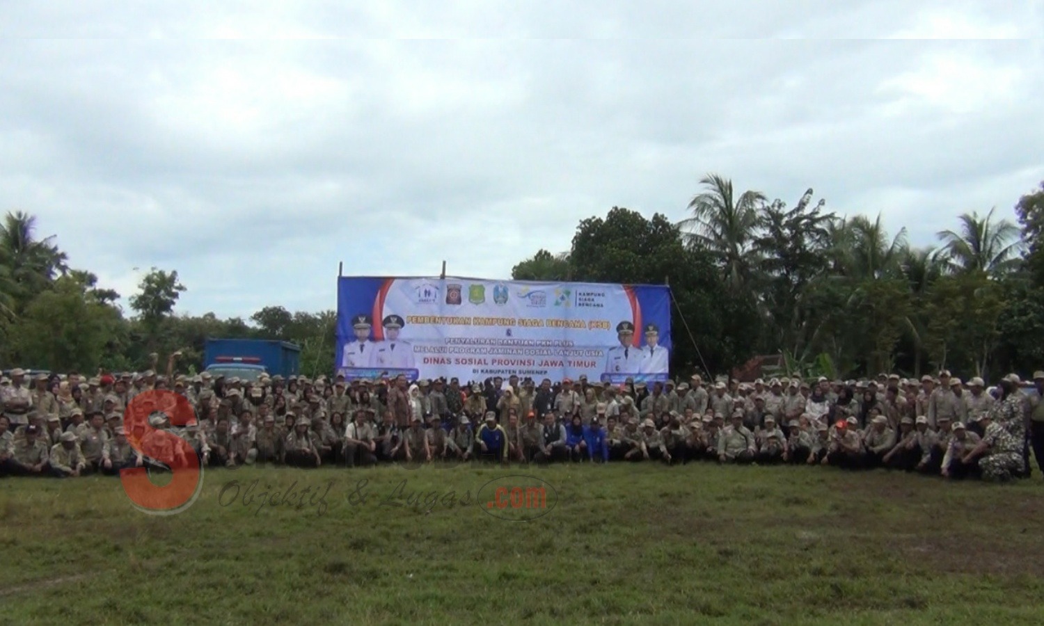 Suasana foto bersama usai pembentukan Kampung Siaga Bencana (KSB) di Lapangan Kecamatan Saronggi. (Foto: Hairul/SorotPublik)