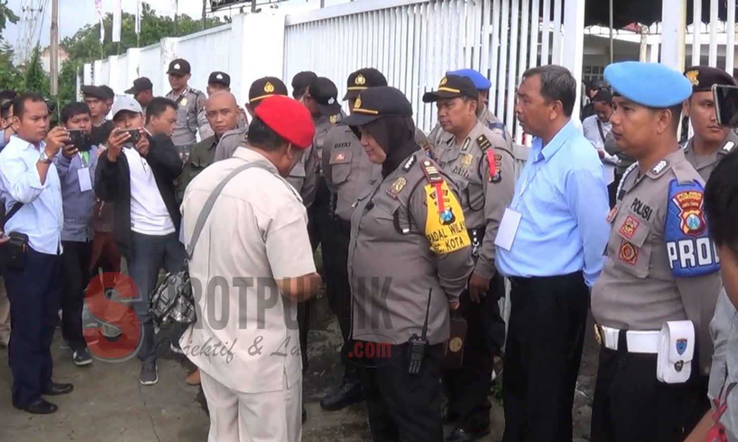 Diskusi antara massa dan polisi yang ingin masuk ke areal gedung Rekapitulasi Surat Suara Pemilu 2019 tingkat Kabupaten Sumenep. (Foto: Hairul/SorotPublik)