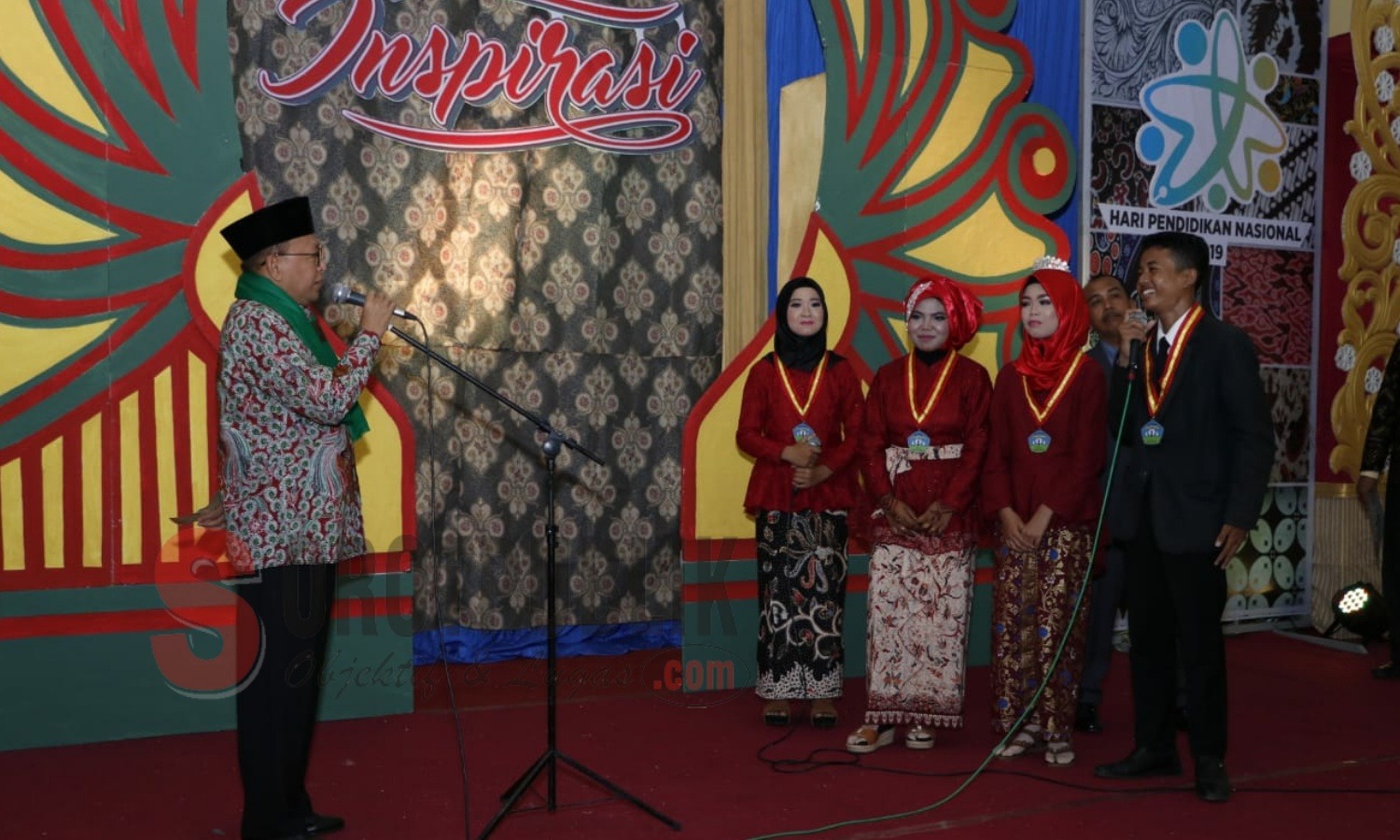 Bupati KH A. Busyro Karim saat berdialog dengan sejumlah siswa Kelas IX SMPN 1 Gapura di acara lepas pisah tahun 2019. (Foto: Heri/SorotPublik)