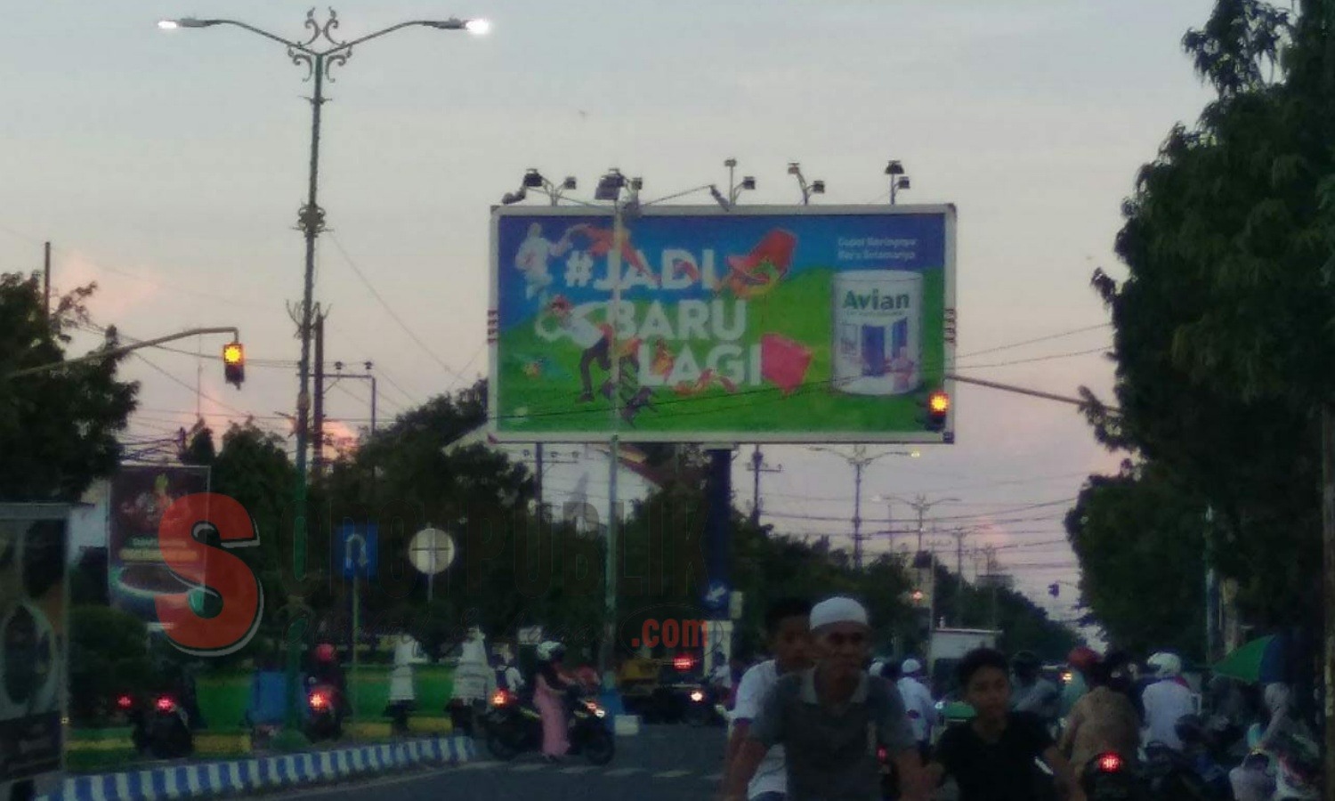 Salah satu papan reklame di wilayah perkotaan Kabupaten Sumenep. (Foto: Hend/SorotPublik)