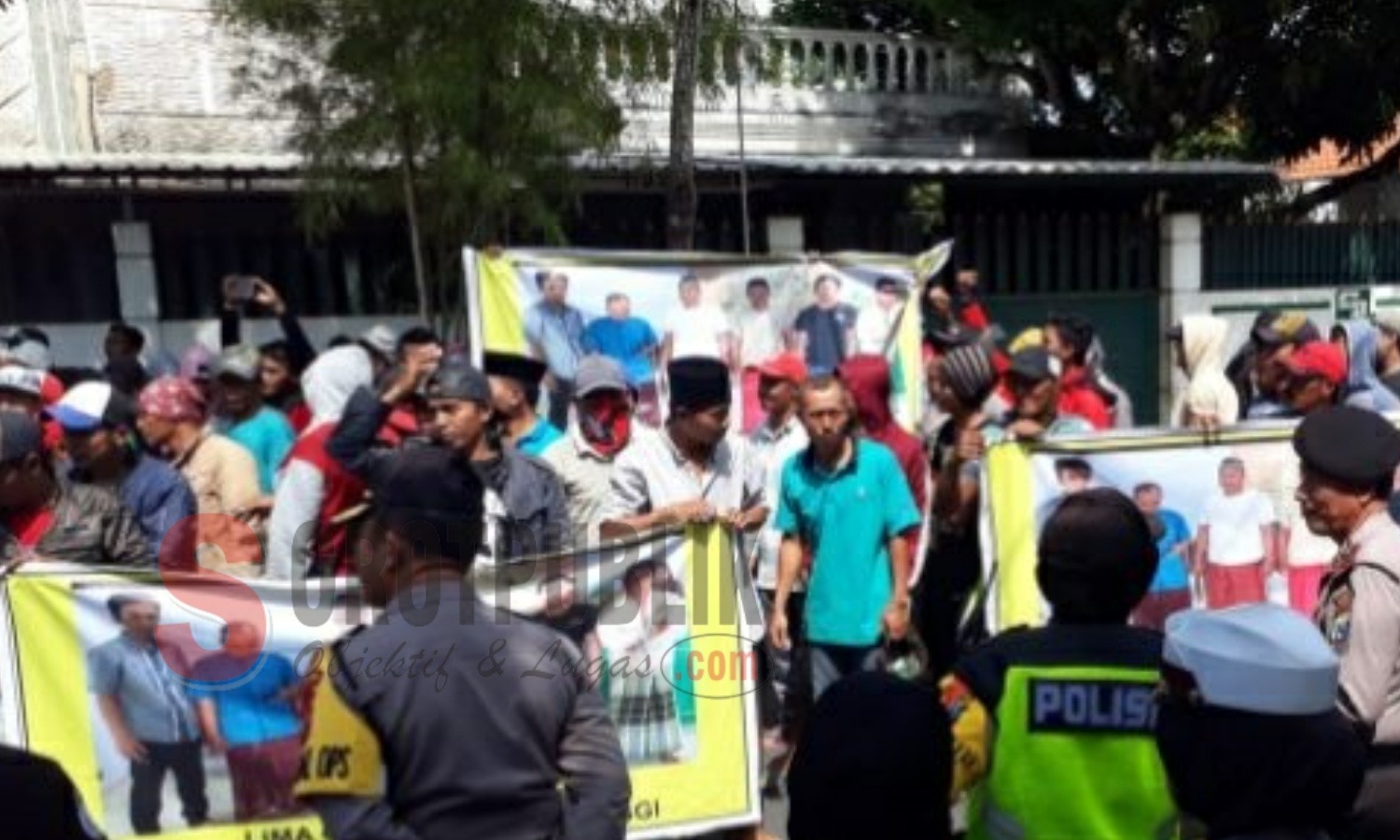 Ratusan warga Kecamatan Saronggi saat meluruk Kantor Bawaslu Sumenep. (Foto: Heri/SorotPublik)