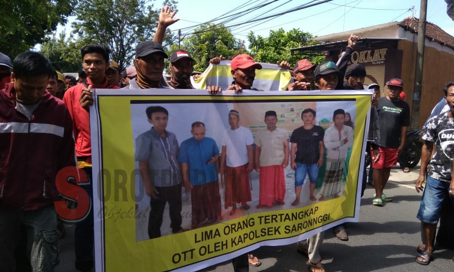 Warga Kecamatan Saronggi saat melakukan aksi di Kantor Bawaslu Sumenep. (Foto: Heri/SorotPublik)