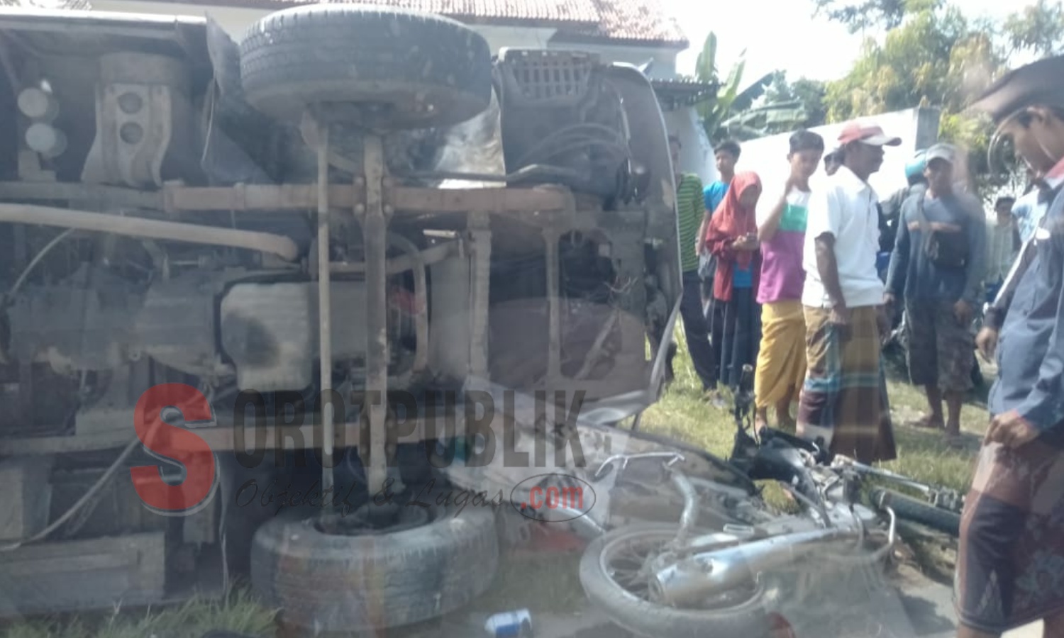 Mobil angkot dan motor yang mengalami kecelakaan di Jalan Raya Pamekasan - Sumenep, tepat di depan POM Bensin Desa Pakamban, Kecamatan Pragaan. (Foto: Hend/SorotPublik)