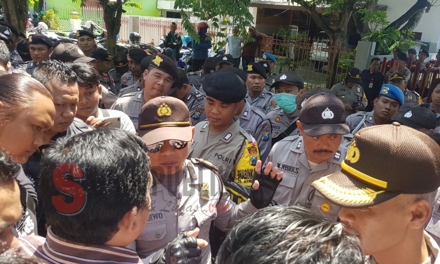 Massa aksi saat berdebat dengan petugas di depan Kantor Bawaslu Sumenep. (Foto: Hend/SorotPublik)