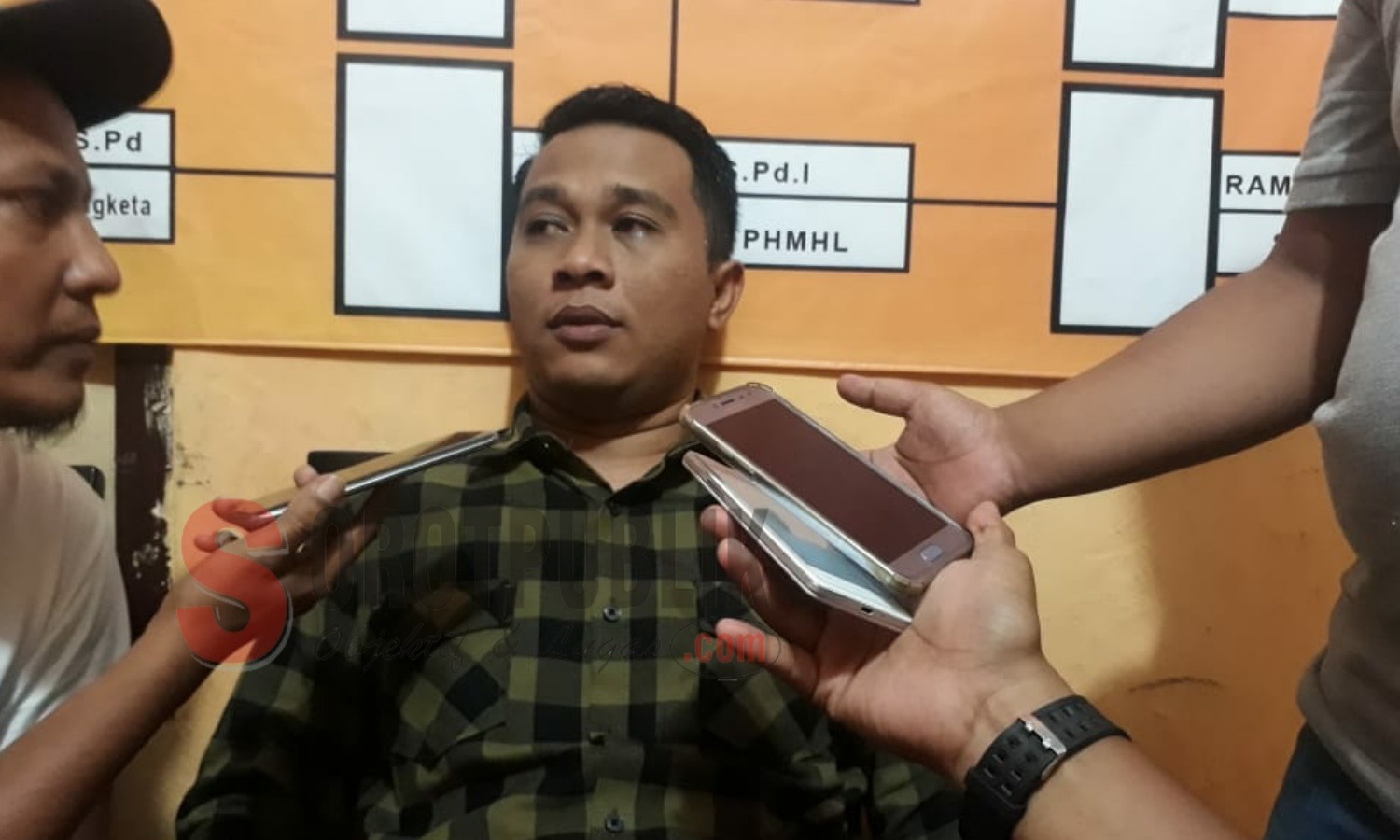 Ketua Bawaslu Sumenep, Anwar Noris saat dikonfirmasi oleh awak media. (Foto: Hend/SorotPublik)