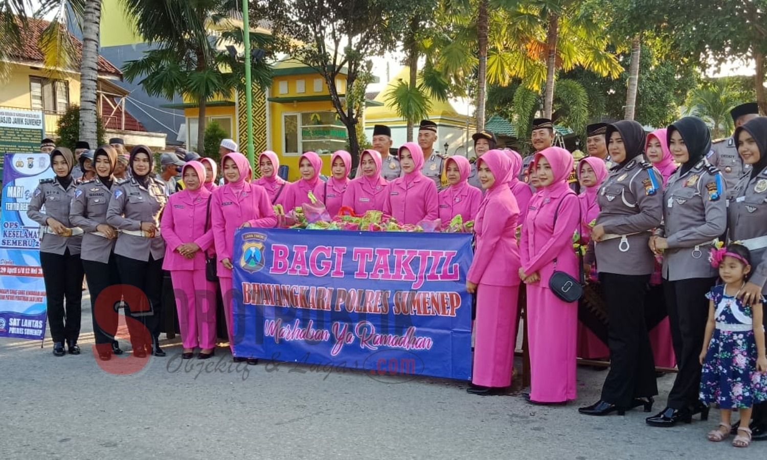 Bhayangkari Polres Sumenep saat bersiap untuk membagikan Takjil Gratis. (Foto: Hairul/SorotPublik)