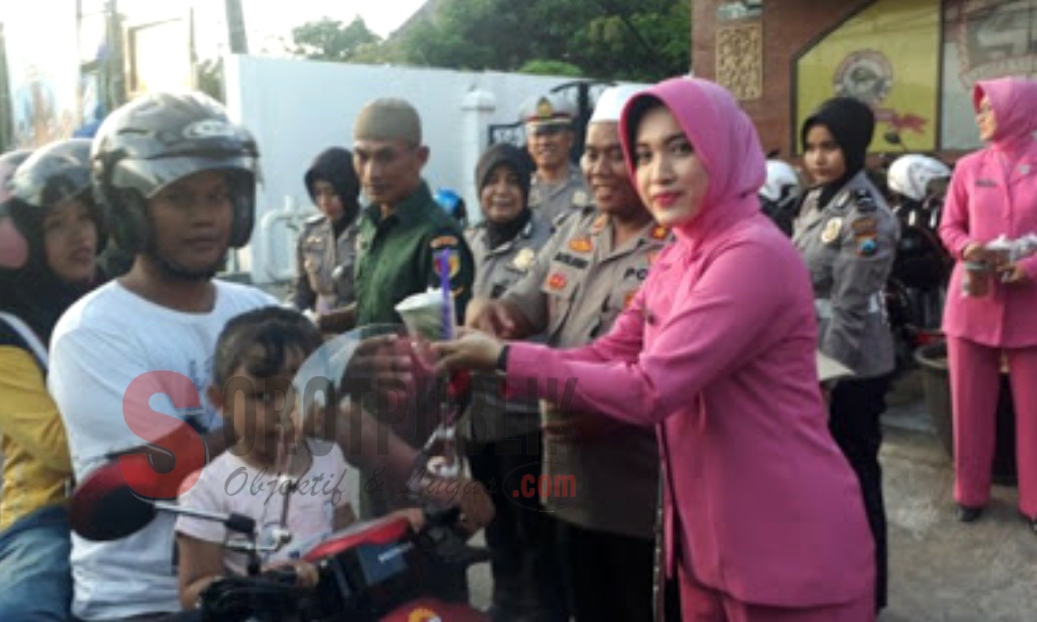 Kapolres Sumenep, AKBP Muslimin, S.Ik dan Ketua Bhayangkari Ratna Muslim bersama jajaran Polres dan Bhayangkari Sumenep saat berbagi Takjil gratis. (Foto: Ist/SorotPublik)