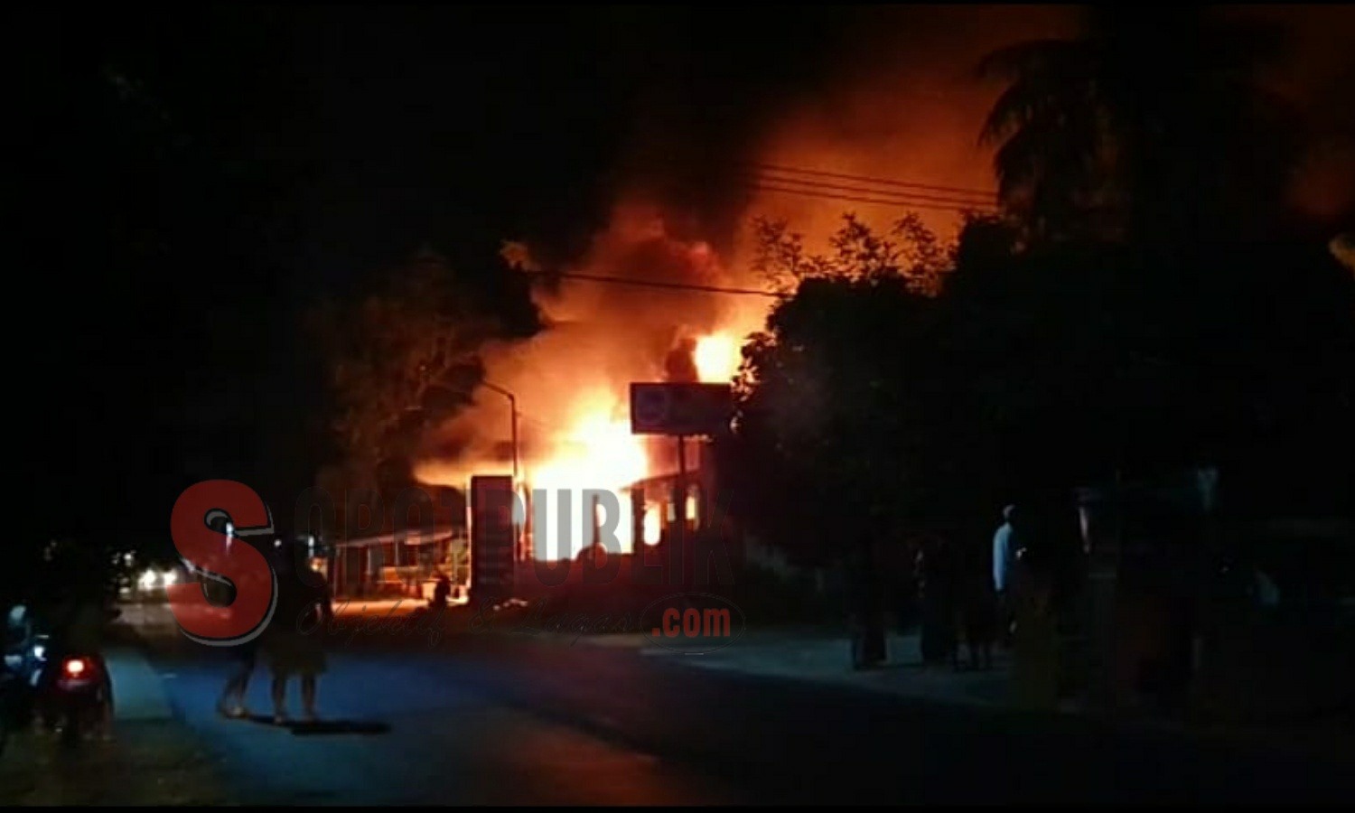 Pom Mini di Desa Saronggi ketika terbakar pada Kamis (16/05) malam. (Foto: Hend/SorotPublik)