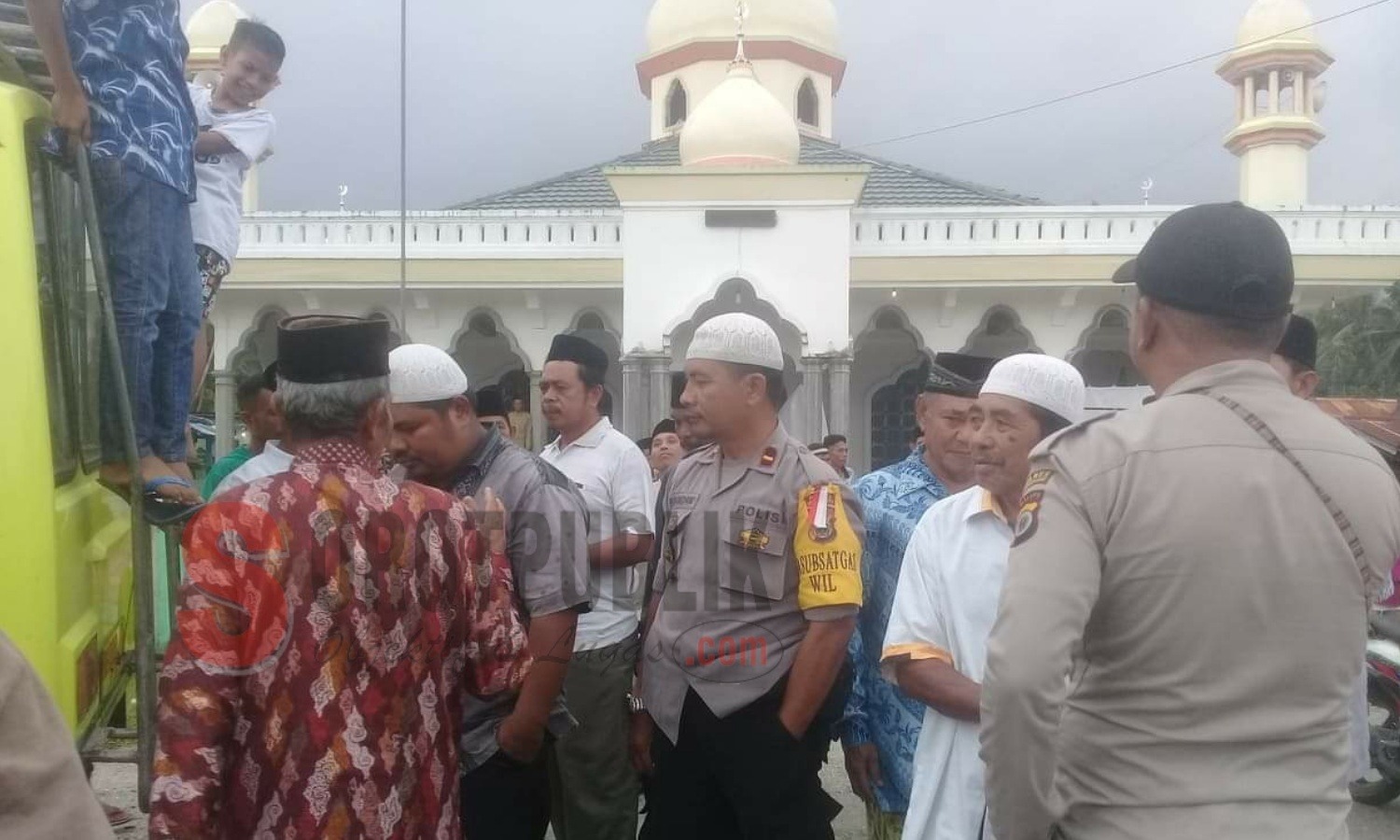 Suasana pertemuan damai yang gagal antara Tokoh Masyarakat Dusun Ani dan Tanah Goyang Desa Lokki, Kecamatan Huamual, SBB. (Foto: Fitra/SorotPublik)