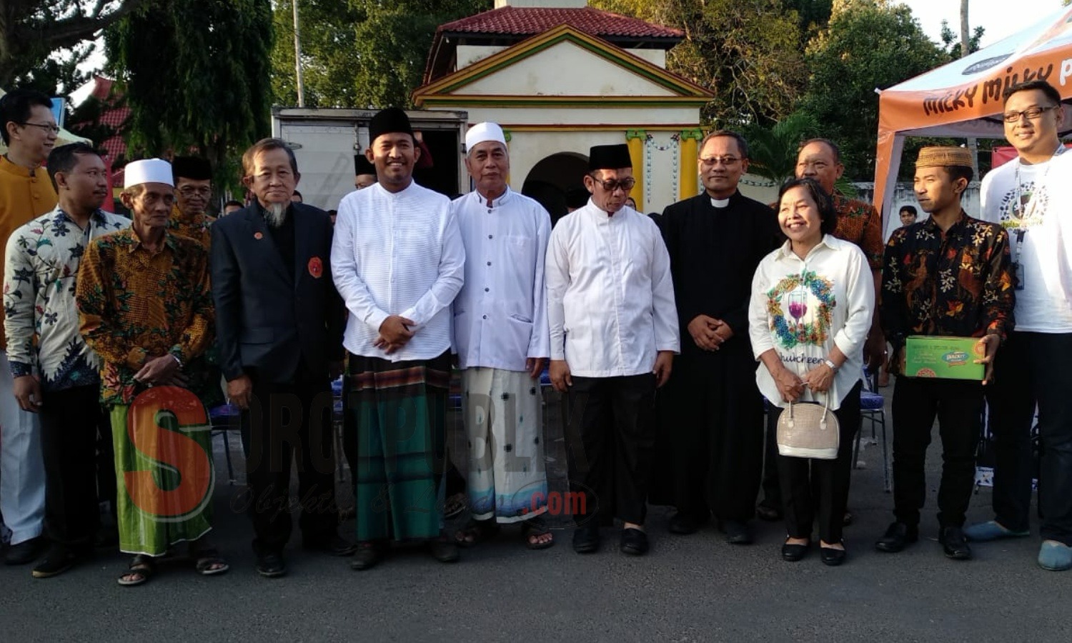 Tokoh lintas agama di Kabupaten Sumenep saat bersiap untuk membagikan takjil gratis di depan Laban Mesem Keraton Sumenep. (Foto: Hairul/SorotPublik)