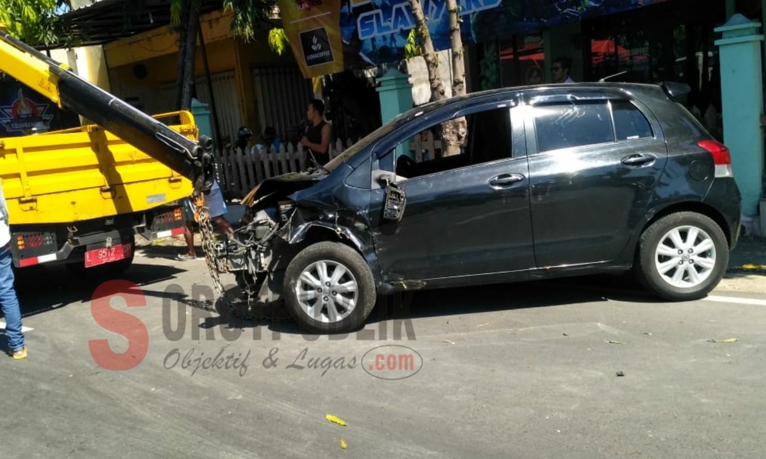 Mobil Toyota Yaris yang mengalami kecelakaan tunggal di Jalan Raya  Panglegur, Kecamatan Tlanakan, Kabupaten Pamekasan. (Foto: Ziad/SorotPublik)