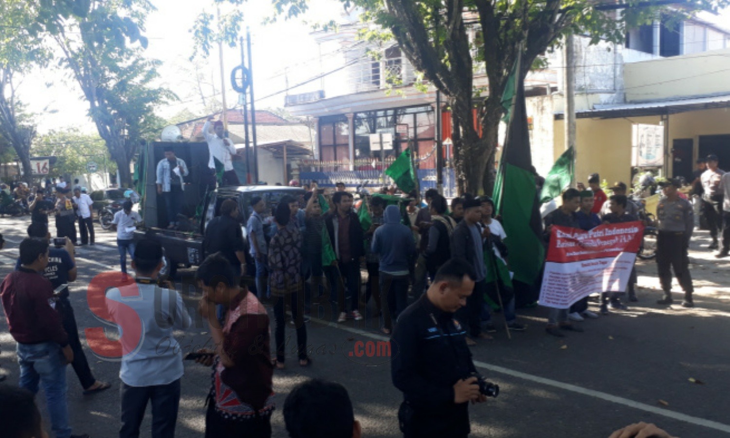 Sejumlah mahasiswa yang tergabung dalam HMI Cabang Sumenep sedang berdemo di depan Mapolres Sumenep. (Foto: Heri/SorotPublik)