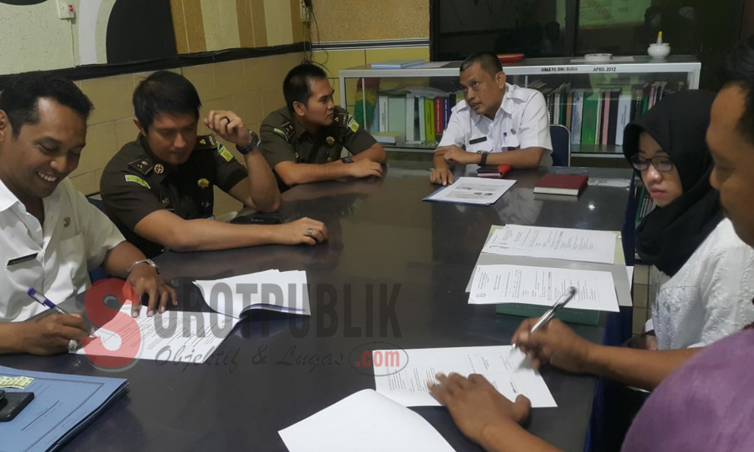 Kadis PU Bina Marga Sumenep, Ir. Eri Susanto, M.Si (paling ujung) saat Rapat Koordinasi Persiapan Penandatanganan Kontrak Kerja Kontruksi Sumber Dana DAK Bidang Jalan Tahun Anggaran 2019. (Foto for SorotPublik)