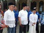 Bupati Bandung Barat, Aa Umbara (tengah) usai laksanakan Tarawih Bersama di Masjid Agung Rajamandala, Kecamatan Cipatat