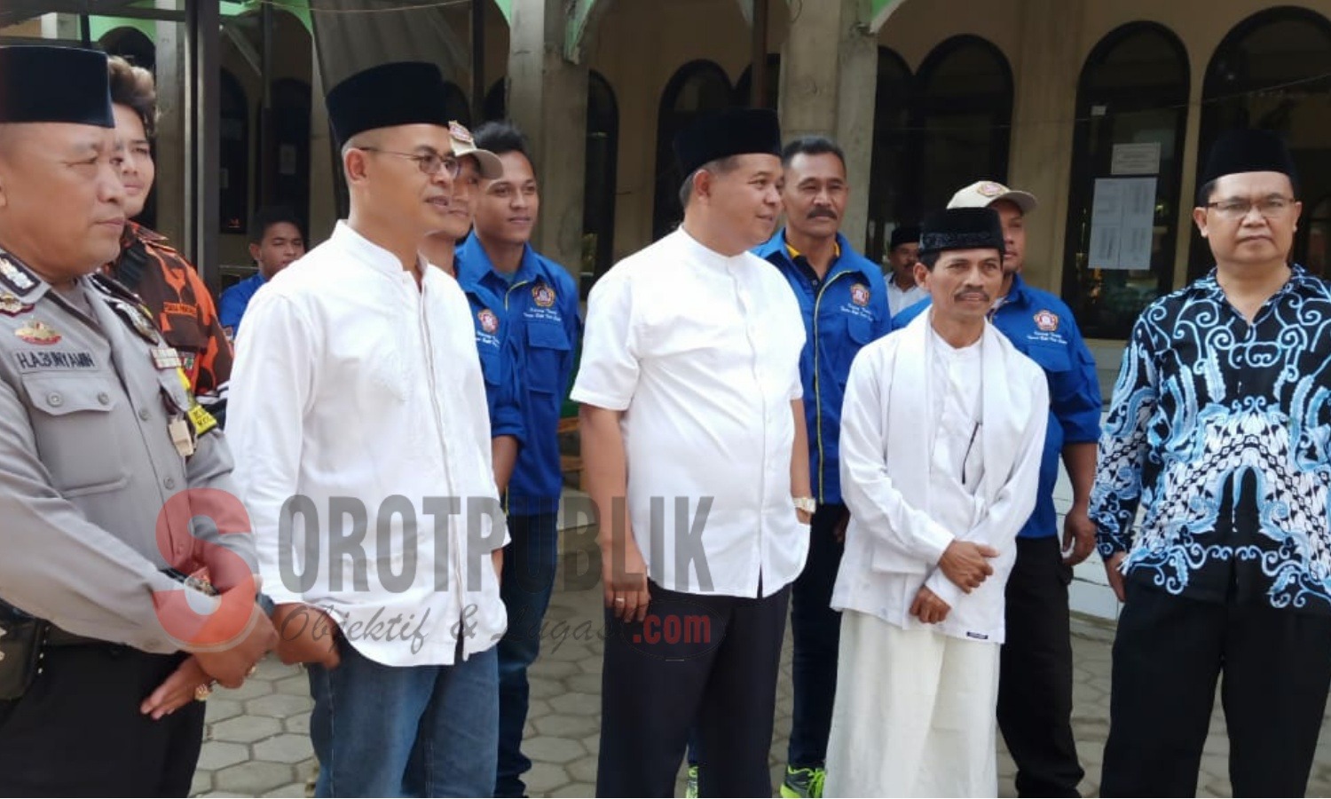 Bupati Bandung Barat, Aa Umbara (tengah) usai laksanakan Tarawih Bersama di Masjid Agung Rajamandala, Kecamatan Cipatat. (Foto: Entis Sutisna/SorotPublik)