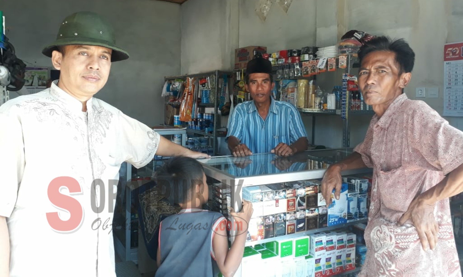 Kepala Desa Kerta Barat, Kecamatan Dasuk, Kholis Syamsul Arifin saat ditemui sorotpublik di BUMDes Kerta Jaya Makmur. (Foto: Heri/SorotPublik)