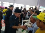 Bupati Sumenep, KH A. Busyro Karim saat membagikan Zakat Fitrah para ASN di aula KORPRI Sumenep