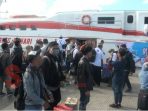 Penumpang saat antre untuk memasuki kapal mudik gratis tahap pertama lebaran 1440 H di Pelabuhan 3 Kalianget Sumenep