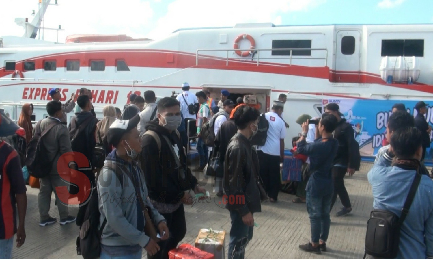 Penumpang saat antre untuk memasuki kapal mudik gratis tahap pertama lebaran 1440 H di Pelabuhan 3 Kalianget Sumenep. (Foto: Hairul/SorotPublik)