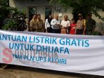 YBM PLN UP3 Kediri saat memberikan Bantuan Listrik Gratis untuk Duafa