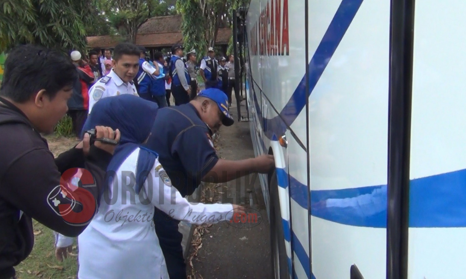 Petugas Dishub Sumenep saat melakukan Ram Chek pada salah satu bus di Terminal Arya Wiraraja. (Foto: Hairul/SorotPublik)